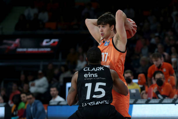 常陷入孤立 常陷入孤立